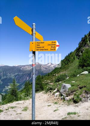 Campolungo, Suisse - 23 juin 2018: Indicateurs pour les sentiers de randonnée Banque D'Images