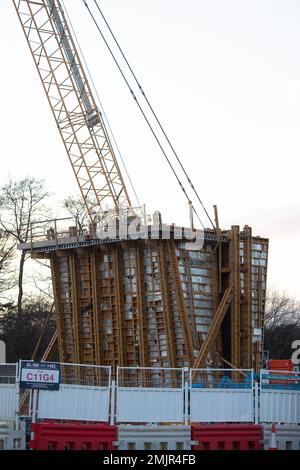 Harefield, Royaume-Uni. 27th janvier 2023. HS2 la construction du chemin de fer à grande vitesse pour la jetée 30 du viaduc de la vallée de Colne, qui traverse le lac Broadwater à Harefield, est en cours. Le lac est une espèce scientifique d'intérêt et un habitat important pour la faune. Le lac Broadwater a maintenant été fermé au public en HS2. Il a été largement rapporté dans la presse aujourd'hui qu'il y a une possibilité que HS2 pourrait se terminer à Londres Ouest et non Euston en raison des coûts, Cependant, le chancelier Jeremy Hunt l'a nié et a déclaré "qu'il ne pouvait voir aucune circonstance concevable où HS2 ne serait pas terminé dans le centre de Londres". C Banque D'Images