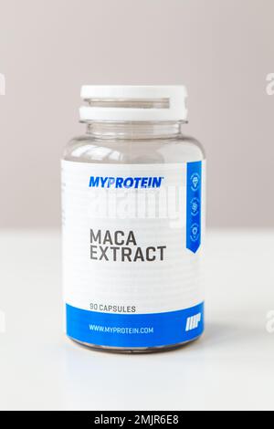 Kiev, Ukraine - 27 janvier 2022: Jarre avec capsules extrait de Maca de Ma protéine. Capsule de fines herbes de la plante péruvienne de ginseng c'est un su nutritionnel Banque D'Images