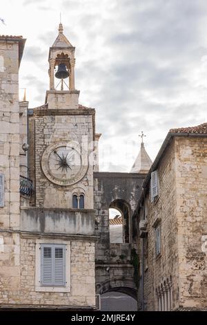 L'horloge de la ville sur la place du peuple dans le centre de Split Banque D'Images