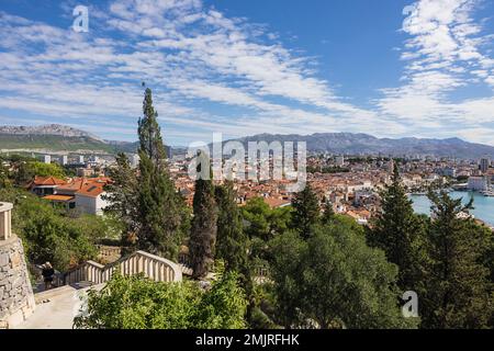 Vue panoramique sur la vieille partie de Split depuis les pentes de la colline de Marjan Banque D'Images