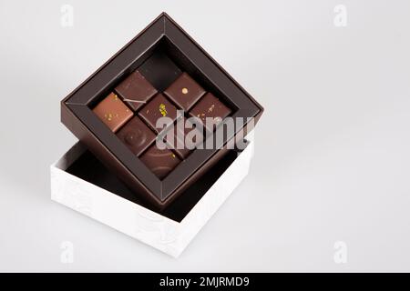 Assortiment de friandises artisanales fines de pralines au chocolat dans une petite boîte cadeau Banque D'Images