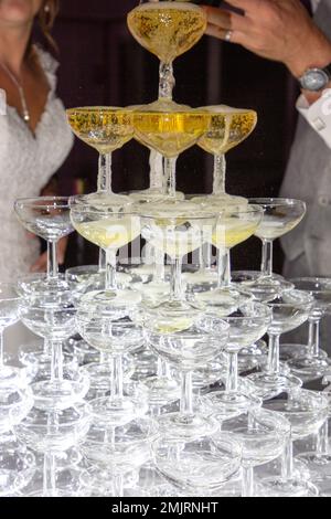 verres de champagne debout dans la tour de pyramide lors de la fête de mariée de mariage Banque D'Images