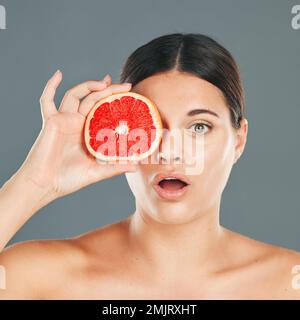 Femme de soin de la peau avec un portrait de pamplemousse ou wow visage pour la santé bien-être, esthétique ou produit facial. La vitamine C saine, les soins de santé ou la nutrition avec Banque D'Images