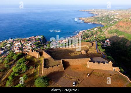 Vue aérienne spectaculaire d'une forteresse royale de São Filipe au-dessus du village historique de Cidade Velha sur l'île de Santiago, Cabo verde (Cap-Vert) Banque D'Images