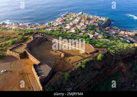 Vue aérienne d'une forteresse royale de Sao Filipe au-dessus de Cidade Velha, petit village de pêcheurs près de Praia sur l'île de Santiago, Cabo verde (Cap vert) Banque D'Images