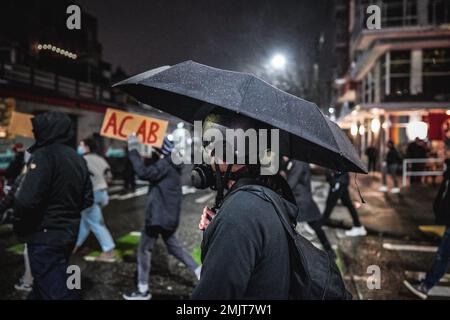 Les manifestants défilent dans les rues tout en tenant des pancartes pendant la manifestation. Plus de 80 000 personnes ont défilé pacifiquement du parc Cal Anderson à la Space Needle et sont repardonnées à Capitol Hill pour demander justice à Nichols. Les manifestants ont défilé à travers Capitol Hill, le centre-ville et South Lake Union tout en scandant le nom de tire Nichols, qui a été tué par la police de Memphis au début du mois. Cinq policiers noirs, présentés dans la vidéo du vendredi, ont chassé et frappé Nichols et l'ont laissé sur le trottoir, se sont heurtés contre une voiture de l'équipe alors qu'ils se sont heurtés et célébrés. À la suite de l'incident du 7 janvier, Banque D'Images