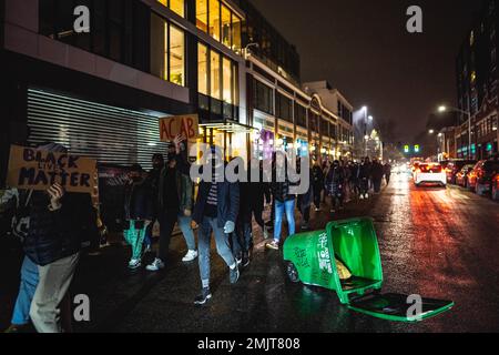 Les manifestants défilent dans les rues tout en tenant des pancartes pendant la manifestation. Plus de 80 000 personnes ont défilé pacifiquement du parc Cal Anderson à la Space Needle et sont repardonnées à Capitol Hill pour demander justice à Nichols. Les manifestants ont défilé à travers Capitol Hill, le centre-ville et South Lake Union tout en scandant le nom de tire Nichols, qui a été tué par la police de Memphis au début du mois. Cinq policiers noirs, présentés dans la vidéo du vendredi, ont chassé et frappé Nichols et l'ont laissé sur le trottoir, se sont heurtés contre une voiture de l'équipe alors qu'ils se sont heurtés et célébrés. À la suite de l'incident du 7 janvier, Banque D'Images