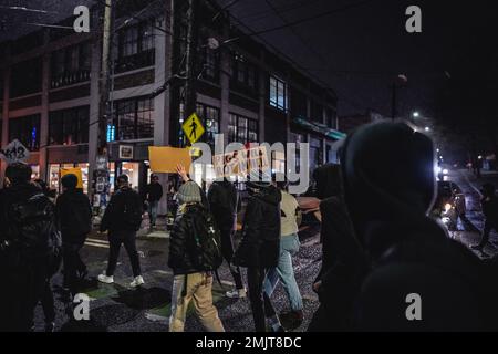 Les manifestants défilent dans les rues tout en tenant des pancartes pendant la manifestation. Plus de 80 000 personnes ont défilé pacifiquement du parc Cal Anderson à la Space Needle et sont repardonnées à Capitol Hill pour demander justice à Nichols. Les manifestants ont défilé à travers Capitol Hill, le centre-ville et South Lake Union tout en scandant le nom de tire Nichols, qui a été tué par la police de Memphis au début du mois. Cinq policiers noirs, présentés dans la vidéo du vendredi, ont chassé et frappé Nichols et l'ont laissé sur le trottoir, se sont heurtés contre une voiture de l'équipe alors qu'ils se sont heurtés et célébrés. À la suite de l'incident du 7 janvier, Banque D'Images