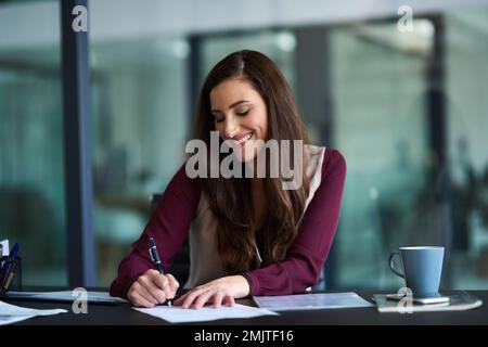 Pour que l'administrateur ne se déroute pas. une jeune femme d'affaires travaillant sur son administrateur. Banque D'Images