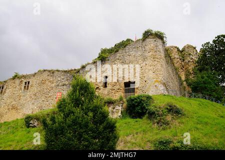 Ruines historiques du château féodal sur la colline du village de Talmont en Vendée France Banque D'Images