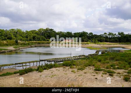 Piscine de plage naturelle dans une ferme d'huîtres de l'océan atlantique côte ouest de la mer à Talmont France Banque D'Images