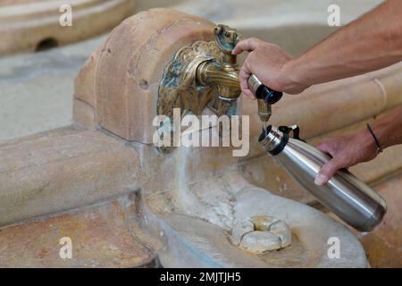 Personne utilise la fontaine d'eau thermale de Vichy Celestins Banque D'Images