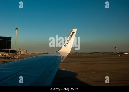 Barcelone, Espagne. 25th janvier 2023. Avion de Ryanair vu pendant le décollage à l'aéroport El Prat au coucher du soleil à Barcelone. (Photo par Davide Bonaldo/SOPA Images/Sipa USA) Credit: SIPA USA/Alay Live News Banque D'Images