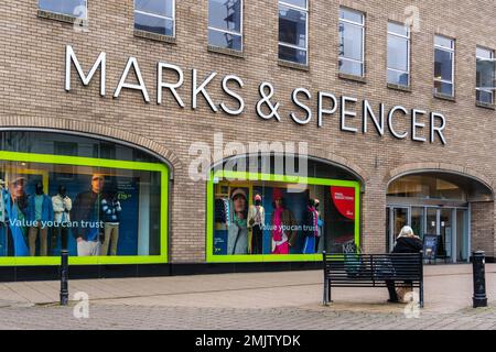 Façade, fenêtres d'entrée et d'exposition de Marks and Spencer, point de vente, Ayr, Écosse, Royaume-Uni Banque D'Images