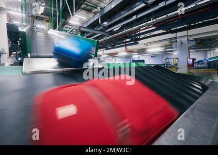 Tri des bagages à l'aéroport. Bagages sur la courroie du convoyeur. Voyager en avion. Banque D'Images