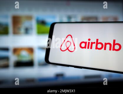 Airbnb en ligne pour les loyers des particuliers - logotype sur les appareils mobiles Banque D'Images