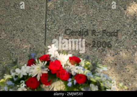Une couronne est exposée à la tombe de l'ancien président Gerald R. Ford à la suite d'une cérémonie de pose de couronne menée par des marins affectés à l'USS Gerald R. Ford (CVN 78), 1 septembre 2022. Douze marins Ford se sont rendus au Michigan pour la visite annuelle du navire afin d’en apprendre davantage sur l’héritage du président Gerald R. Ford et de communiquer avec des membres de la communauté locale à Grand Rapids, Ann Arbor et Albion, au Michigan. Banque D'Images