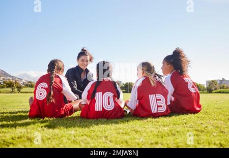 Former des équipes, planifier ou coacher des enfants pour la stratégie, l'entraînement et les objectifs sportifs du soccer au Canada. Sport, amis et femme groupe d'entraînement de Banque D'Images