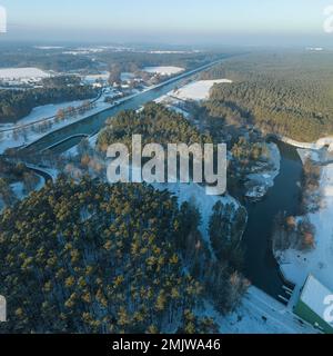 Vue aérienne du navire Eckermühlen sur le canal main-Danube en hiver Banque D'Images