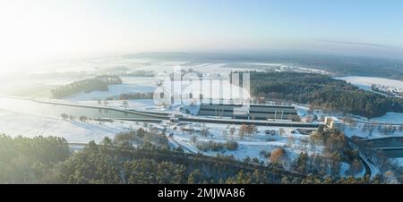 Vue aérienne du navire Eckermühlen sur le canal main-Danube en hiver Banque D'Images