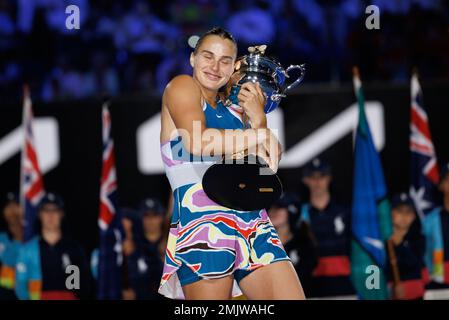 Melbourne, Australie. 28th janvier 2023. La championne australienne de l'Open de femmes 5th SEED ARYNA SABALENKA du Bélarus pose avec le trophée après avoir battu 22nd SEED ELENA RYBAKINA du Kazakhstan sur Rod laver Arena le jour 13 de l'Open australien 2023 à Melbourne, en Australie. Sydney Low/Cal Sport Media/Alamy Live News Banque D'Images