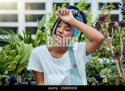 Femme fatiguée, jardinière ou noire avec de la fatigue, de l'épuisement ou du stress après avoir nettoyé des plantes ou des fleurs sales. Jardinage, transpiration ou épuisé fille de repos Banque D'Images