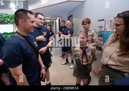 Le lieutenant Ian Loomis, d'Ottumwa, Iowa, affecté au département aérien de l'USS Gerald R. Ford (CVN 78), parle avec un membre de la troupe locale des scouts d'Amérique au DeVos Family Center for Scouting, Adventure point à Grand Rapids, Michigan, dans le cadre d'une visite de nom, 1 septembre 2022. Douze marins Ford se sont rendus au Michigan pour la visite annuelle du navire afin d’en apprendre davantage sur l’héritage de l’ancien président Gerald R. Ford et de communiquer avec des membres de la communauté locale à Grand Rapids, Ann Arbor et Albion, au Michigan. Banque D'Images