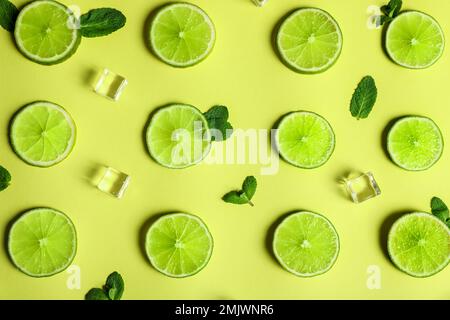 Composition de couche plate avec des limes fraîches juteuses sur fond jaune Banque D'Images