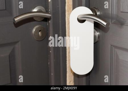 Affiche sur la poignée de suspension de porte grise avec plaque vide ne pas déranger Banque D'Images