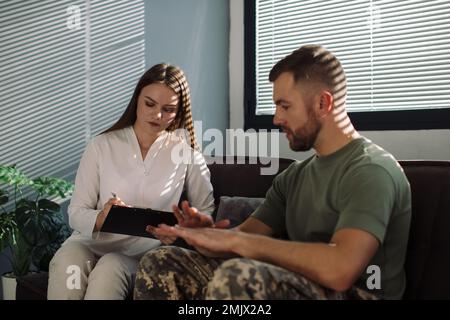 Psychothérapeute travaillant avec un officier militaire en fonction Banque D'Images