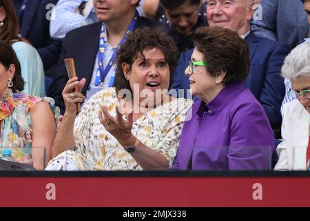 Melbourne, Australie. 28th janvier 2023. Evonne Goolagong Cawley et Billie Jean King, anciens légendes du tennis, lors du match final de WomenÕs Singles entre Aryna Sabalenka et Elena Rybakina du Kazakistan, le 13 janvier 2023, à l'Open de tennis australien 2023 à la Rod laver Arena, Melbourne, Australie, le 28 janvier. Photo de Peter Dovgan. Utilisation éditoriale uniquement, licence requise pour une utilisation commerciale. Aucune utilisation dans les Paris, les jeux ou les publications d'un seul club/ligue/joueur. Crédit : UK Sports pics Ltd/Alay Live News Banque D'Images