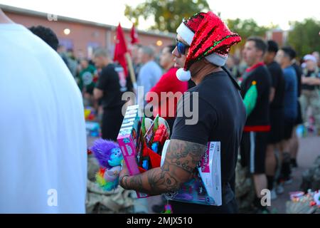 Un soldat du bataillon de génie-brigade de 52nd se tient en formation prêt à donner des jouets après avoir mené une Marche de Ruck de jouets à l'atelier du Père Noël de Mountain Post à fort Carson le 1st septembre. Les soldats étaient pleins de sourires et de joie de donner des jouets aux familles de soldats en service actif pour la période des fêtes. Banque D'Images