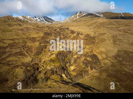 Vue aérienne de la piste Edramaturge sur les pentes de Benin Ghlas dans la réserve naturelle nationale Ben Lawers clôturée en 1990 montrant les effets du régen naturel. Banque D'Images