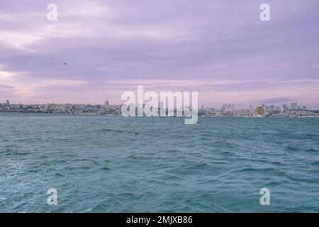 Le Bosphore et Istanbul Skyline au coucher du soleil. Paysages de coucher de soleil. Lieux touristiques et sites touristiques de la Turquie. Vue sur la mer et la ville. Istanbul images de fond. Banque D'Images