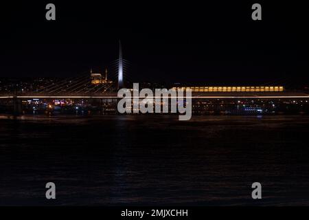 Vue nocturne du pont Halic Metro depuis le pont Galata. Paysages nocturnes d'Istanbul. Silhouette nocturne Istanbul. METR Banque D'Images