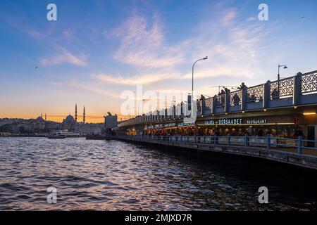 Vue sur la mosquée Sultanahmet et Eminönü depuis le pont de la Corne d'Or. Coucher de soleil à Istanbul. Lieux historiques et touristiques d'Istanbul. Istanbul ville Banque D'Images