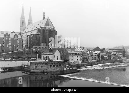Ville de Goerlitz sur la rivière Lusatien Neisse en hiver, en Allemagne. Banque D'Images