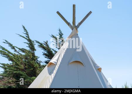 Dessus de la tente de tipi contre un ciel bleu clair Banque D'Images