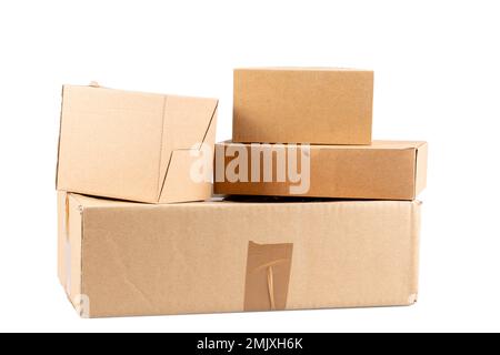 piles de cartons bruns usagés sur fond blanc Banque D'Images