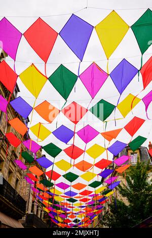 Rue artistique décorée de cerf-volant de couleur cerf-volant en toile de diamant Banque D'Images