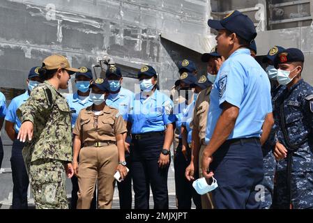 220901-N-N3764-0133 PUERTO BARRIOS (Guatemala) - (1 septembre 2022) – Spécialiste des opérations 3rd classe Kimberly Martinez affectée au navire de transport rapide de la classe Spearhead USNS Burlington (T-EPF-10) parle aux marins guatémaltèques et aux marins lors d'un événement de coopération en matière de sécurité au théâtre, le 1 septembre 2022. Burlington est déployé dans la zone d'opérations de la flotte américaine 4th afin de soutenir l'entretien expéditionnaire des navires de combat littoraux déployés opérant dans la région et de mener des missions de coopération en matière de sécurité de théâtre afin de maintenir l'accès, d'améliorer l'interopérabilité et le BU Banque D'Images