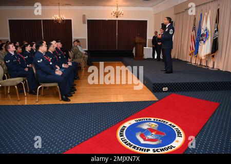 Sgt. Principal Alan Weary, chef du commandement de l'installation, s'adresse aux diplômés de l'école de leadership Airman lors d'une cérémonie à la base aérienne Hanscom, Mass., le 1 septembre. La SLA est un cours de leadership d'entrée de gamme conçu pour préparer un aviateur principal et des membres équivalents de la Garde côtière à des postes de plus grande responsabilité. Banque D'Images