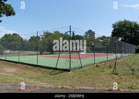 Terrain de tennis extérieur synthétique vert rouge vide Banque D'Images