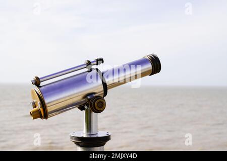 Le vieux bord de mer touristique paye pour voir les stands de télescope argent Banque D'Images