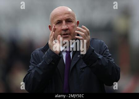 Accrington, Royaume-Uni. 28th janvier 2023. John Coleman, directeur d'Accrington Stanley, applaudit avant le match rond de la FA Cup 4th entre Accrington Stanley et Leeds United au stade Wham, à Accrington, le samedi 28th janvier 2023. (Credit: Pat Scaasi | MI News) Credit: MI News & Sport /Alay Live News Banque D'Images