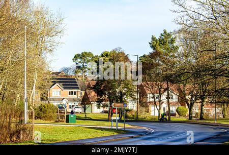 Dundee, Tayside, Écosse, Royaume-Uni. 28th janvier 2023. Météo au Royaume-Uni : le nord-est de l'Écosse bénéficie d'un soleil doux de janvier avec des températures autour de 9°C. Vue sur le village d'Ardler à Dundee photographiée sous le beau soleil d'hiver. Il y a beaucoup d'espace ouvert dans et autour du village, complété par de nouveaux paysages innovants qui incluent des prairies urbaines durables, des zones boisées et des magasins. Crédit : Dundee Photographics/Alamy Live News Banque D'Images