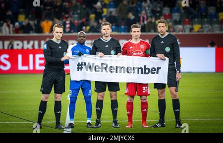 Düsseldorf, Allemagne. 27th janvier 2023. #WeRemember Amara Conde, Marcel Sobottka (F95) und das Schiedsrichter-Team Frank Willenborg Fortuna Düsseldorf Banque D'Images