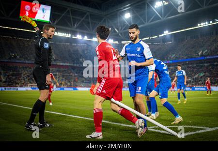 Düsseldorf, Allemagne. 27th janvier 2023. Schiedsrichter adjoint Guido Kleve (Köln) Ao Tanaka (F95), Mohammed El Hankouri (FCM) Fortuna Düsseldorf - Banque D'Images