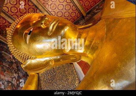 Le Bouddha couché du Wat Pho à Bangkok, Thaïlande Banque D'Images